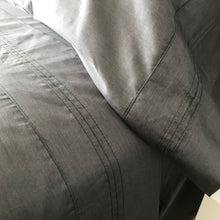 Charger l'image dans la galerie, Ensemble taies d'oreiller en bambou et coton égyptien | Sous la couette