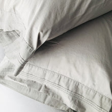 Charger l'image dans la galerie, Ensemble taies d'oreiller en bambou et coton égyptien - Gris sable | Sous la couette