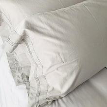 Charger l'image dans la galerie, Ensemble taies d'oreiller en bambou et coton égyptien - Gris sable | Sous la couette