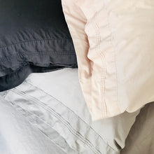 Charger l'image dans la galerie, Ensemble taies d'oreiller en bambou et coton égyptien | Sous la couette